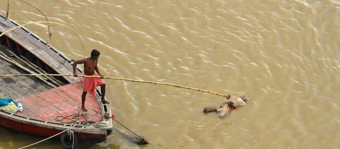 Κορωνοϊός - Ινδία: Αστυνομικοί και κάμερες επιστρατεύονται για την αποφυγή πτωμάτων στον Γάγγη